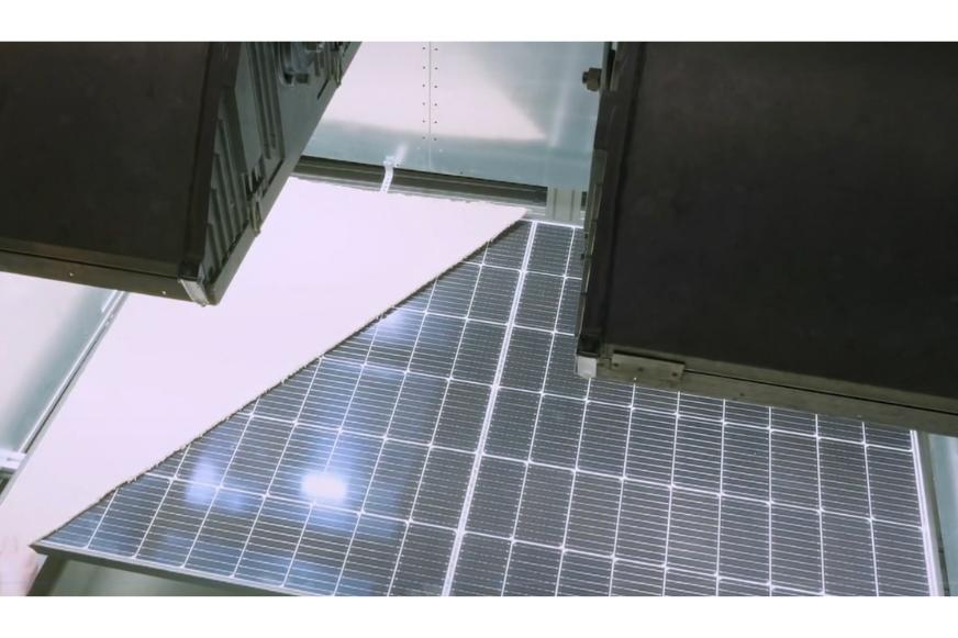 Das Solarmodul wird im Test der Stiftung Warentest zu einem Viertel mit einer Pappe abgedeckt.